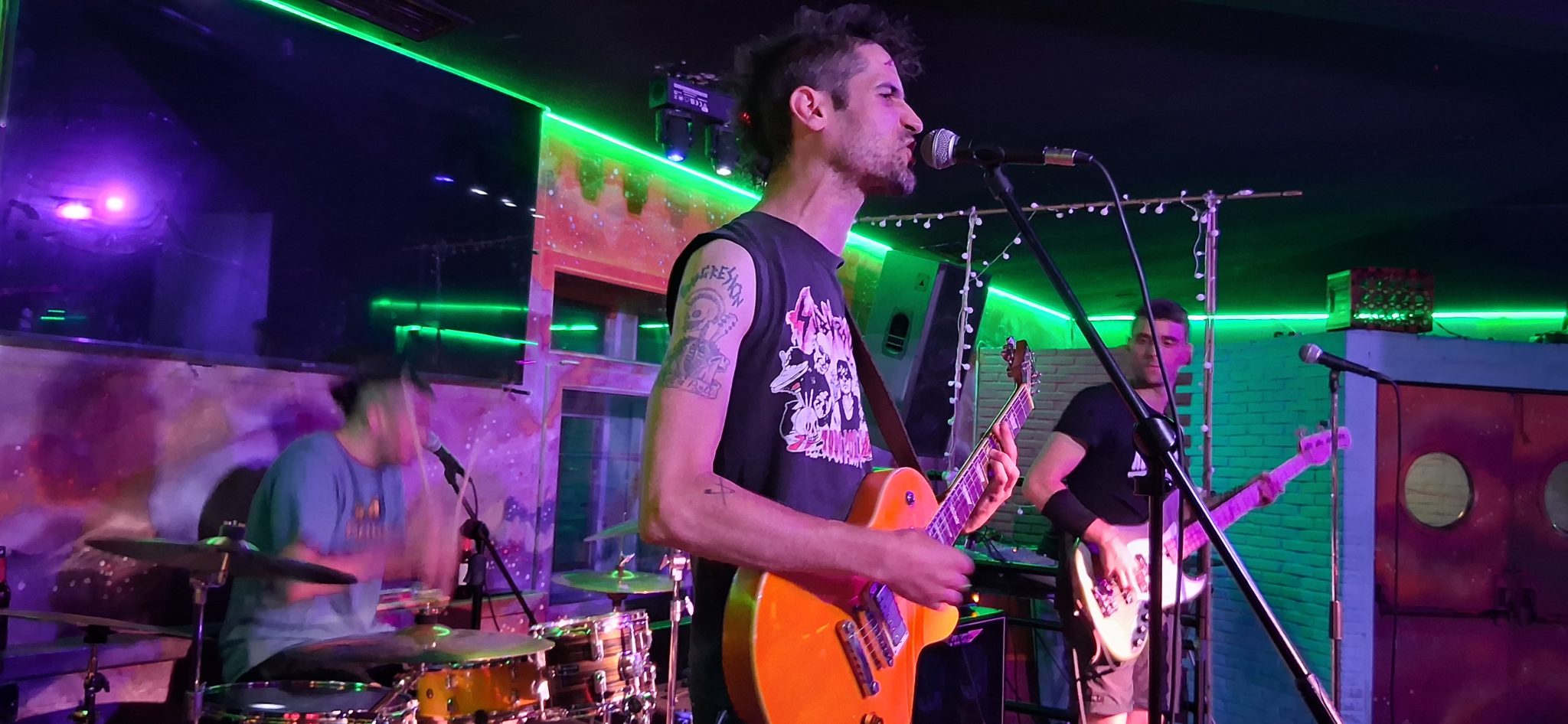 EL NIÑO DEL CUTER + FALSE PRETENSE