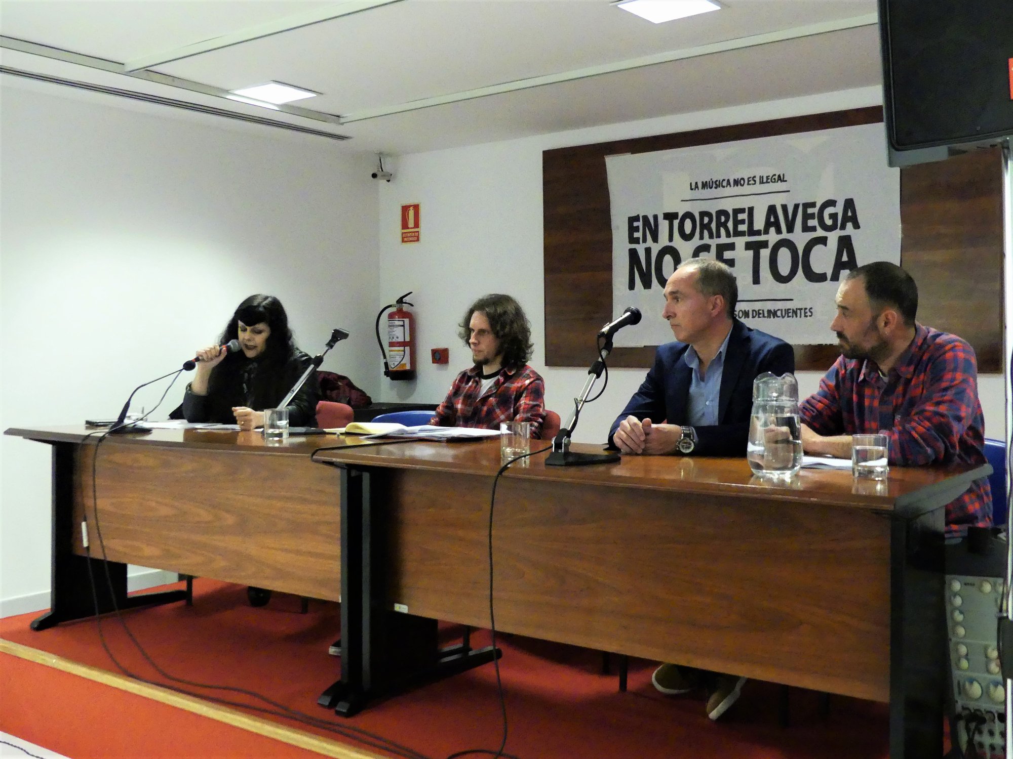 MESA REDONDA EN TORRELAVEGA NO SE TOCA