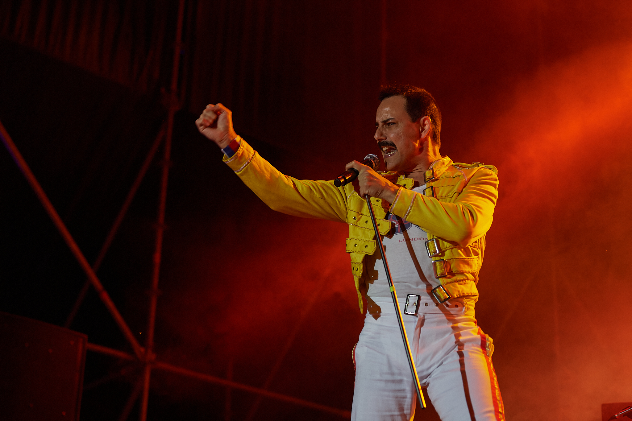 MANERAS DE VIVIR + GOD SAVE THE QUEEN