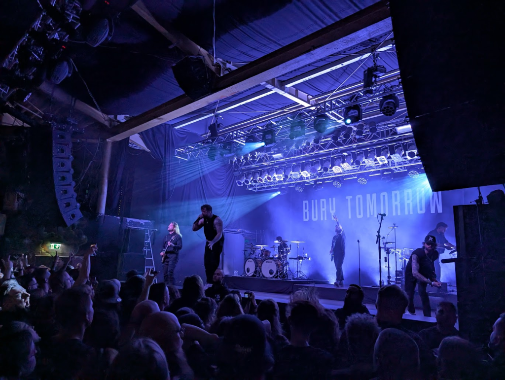 Bury Tomorrow en el escenario.