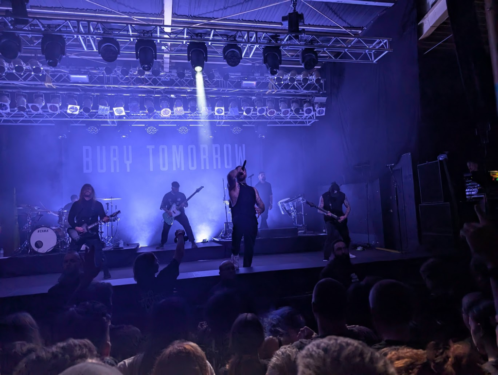 Bury Tomorrow en el escenario.