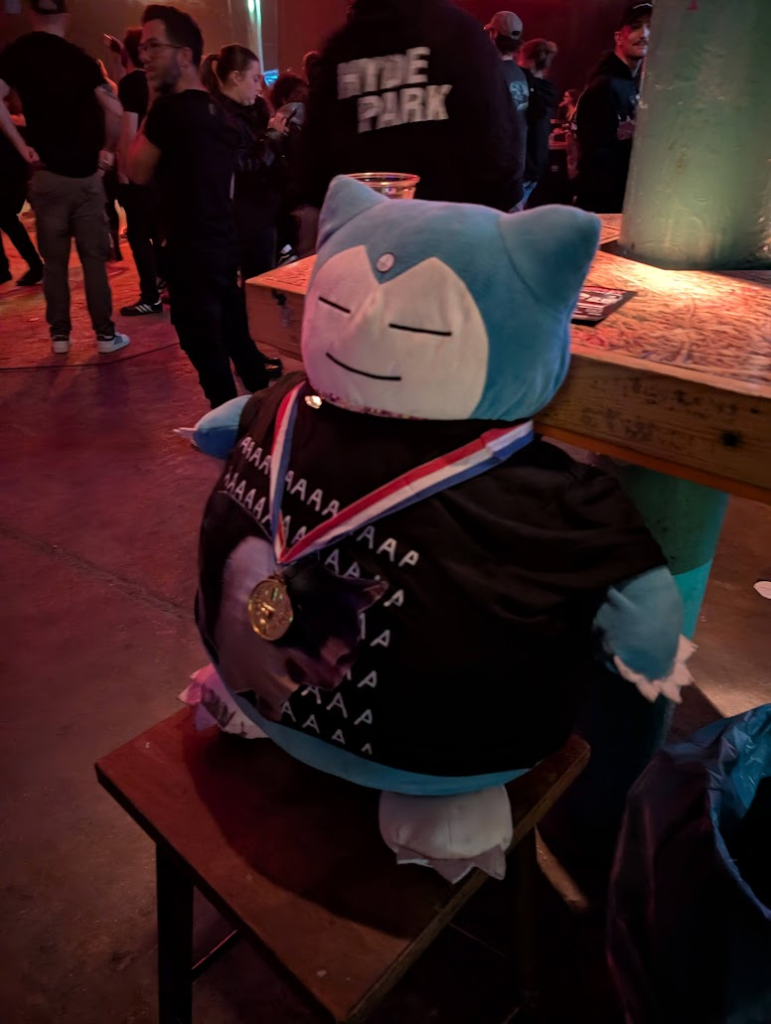 Peluche de Snorlax en un taburete.